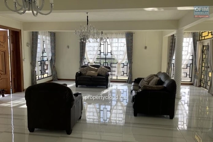 Quatre Bornes à vendre récente est immense Villa avec une vue époustouflante et qui possède quatre chambres, une pisc...