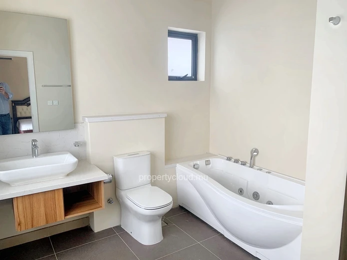 Floréal à vendre magnifique et récent maison duplex 3 chambres situé dans une luxueuse résidence sécurisée au calme.