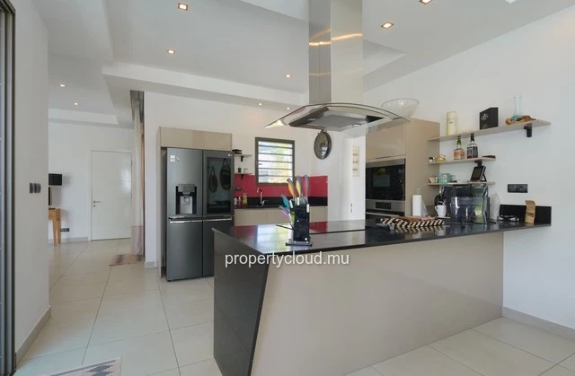 I am offering you, off the record, long-term rental in Cap Malheureux.