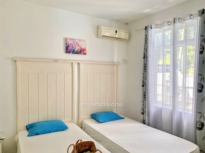 La Gaulette à vendre appartement deux chambres avec piscine commune situé dans un quartier résidentiel et calme.
