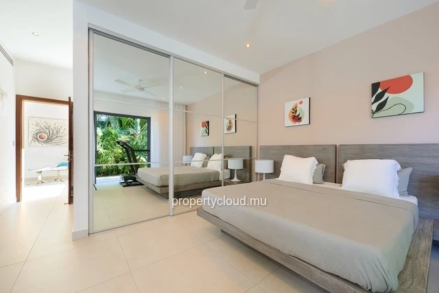 For sale: 4-bedroom villa with en suite rooms + office, 414.20 m2 on a 1,065 m2 plot, accessible to foreigners in Gra...