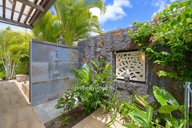 For sale: villa in a prestigious residence accessible to foreigners. Two minutes from the center of Grand Baie.