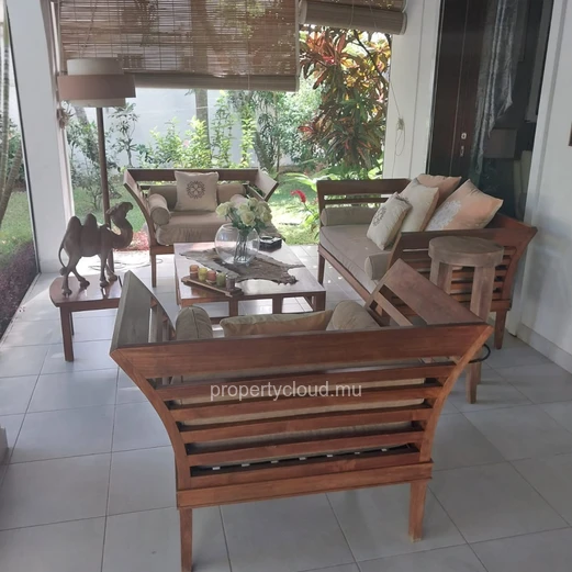 For sale large and comfortable residence of 350 m2 with private swimming pool and beautiful wooded courtyard in Trou ...