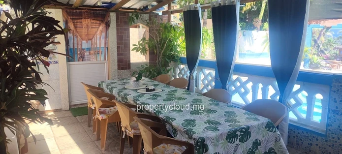 Albion – For sale, 4-bedroom family villa with pool, close to the beach