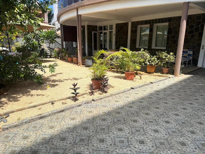 Flic en Flac – For sale: Large villa divided into 2 apartments, 7 bedrooms, a stone's throw from the beach and shops