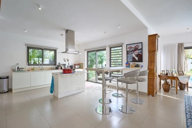 For sale: 4-bedroom villa accessible to foreigners, ideally located in La Salette, Grand Baie.