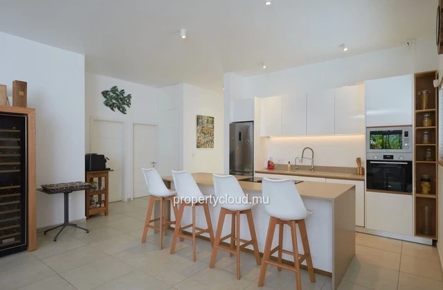 For sale: ground floor apartment in Pointe Aux Canonniers, accessible to foreigners.