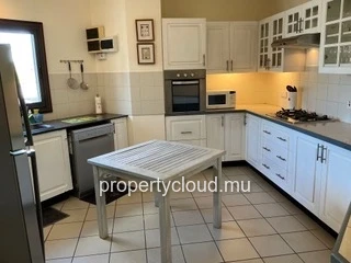 For rent – Superb 3-bedroom apartment facing the sea – Grand Baie