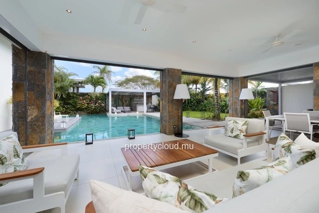 For sale: 4-bedroom villa with en suite rooms + office, 414.20 m2 on a 1,065 m2 plot, accessible to foreigners in Gra...
