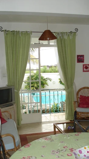 For sale a building of 5 units with sea view not far from the shops in the city center of Grand Bay.