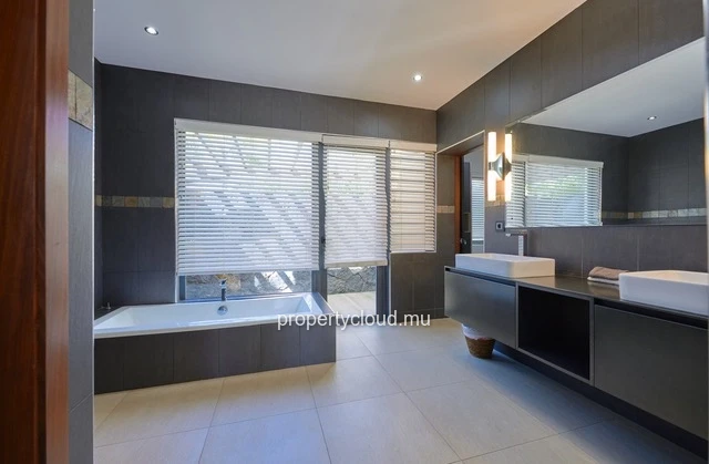 For sale: magnificent villa in a residence accessible to foreigners in Grand Baie.