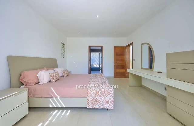 For sale: magnificent villa in a residence accessible to foreigners in Grand Baie.