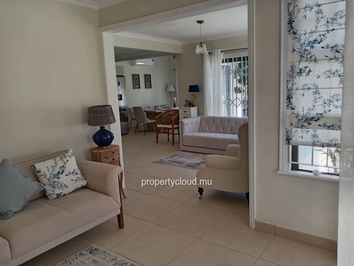 Votre Nouvelle Vie à Maurice Commence Ici : Villa de Luxe Neuve avec Piscine et Jardin à Grand Baie (Chemin 20 Pieds)