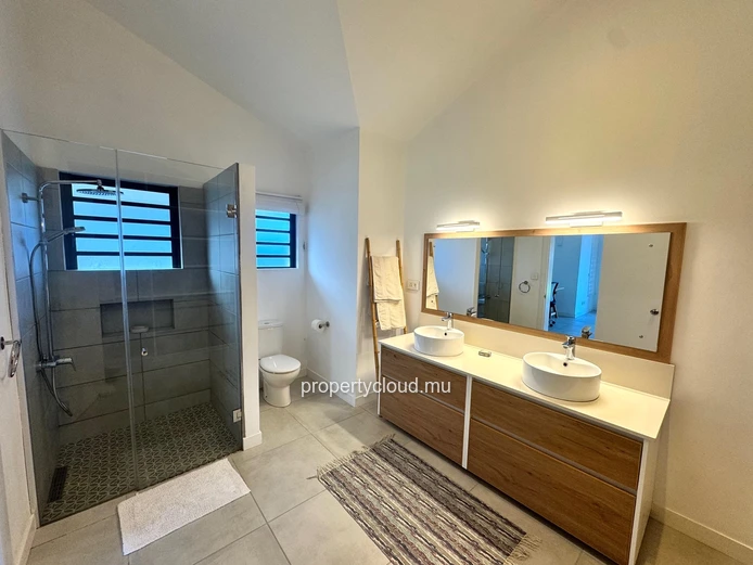 TAMARIN Mauritius – Beautiful, recently built 3-bedroom villa with swimming pool