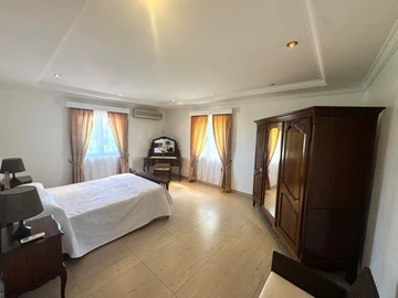 5 Bedroom Villa