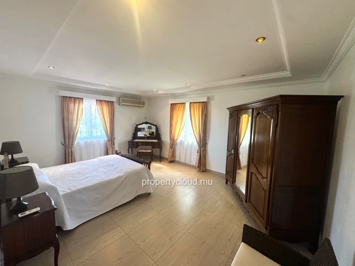 ALBION – FOR SALE – Spacious family villa with separate apartment, swimming pool and garage