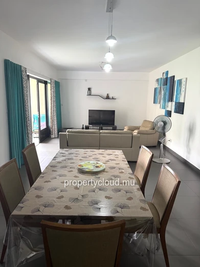 Flic en Flac, 2-bedroom apartment for rent located in a secure residence with swimming pool, elevator and covered par...