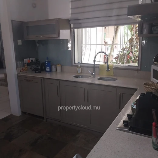 For sale large and comfortable residence of 350 m2 with private swimming pool and beautiful wooded courtyard in Trou ...