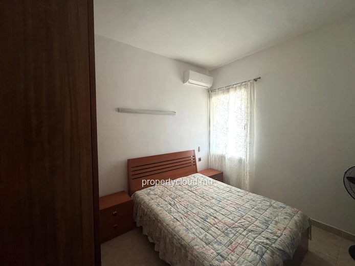 Flic en Flac – For sale: Large villa divided into 2 apartments, 7 bedrooms, a stone's throw from the beach and shops