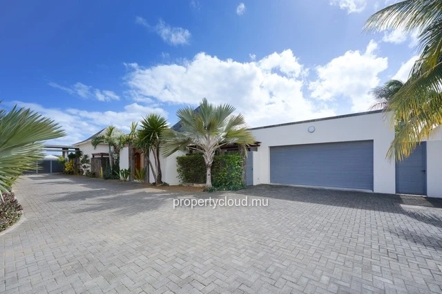 For sale: 4-bedroom villa with en suite rooms + office, 414.20 m2 on a 1,065 m2 plot, accessible to foreigners in Gra...