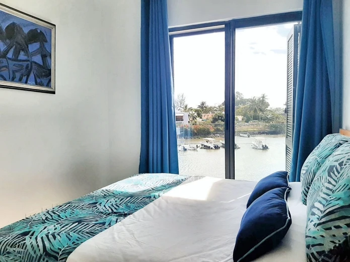 Rivière Noire à vendre superbe appartement 2 chambres avec une place d'amarrage accessible aux étrangers situé à l'es...