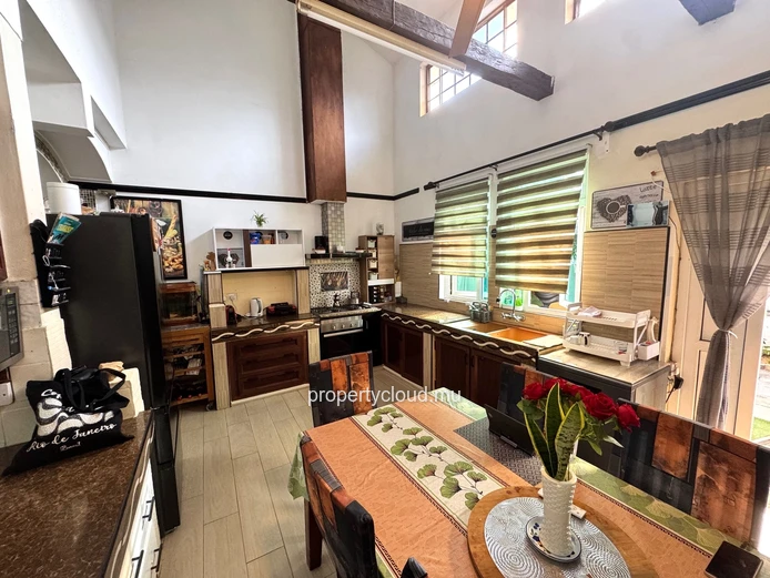 Albion – For sale, two villas with swimming pools, close to the beach