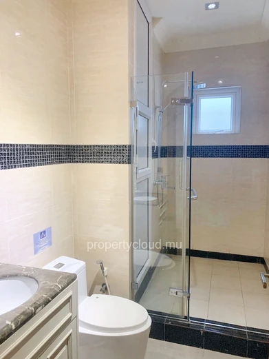 Curepipe à vendre charmant appartement 3 chambres situé au huitièmes étages avec ascenseur situé dans une résidence s...