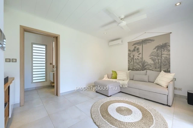 For sale: villa in a prestigious residence accessible to foreigners. Two minutes from the center of Grand Baie.
