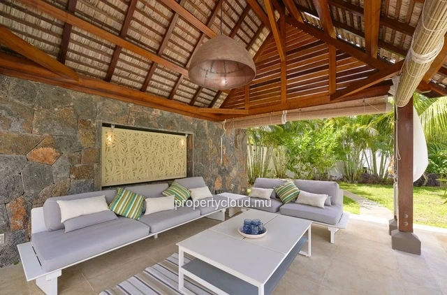 For sale: villa in a prestigious residence accessible to foreigners. Two minutes from the center of Grand Baie.