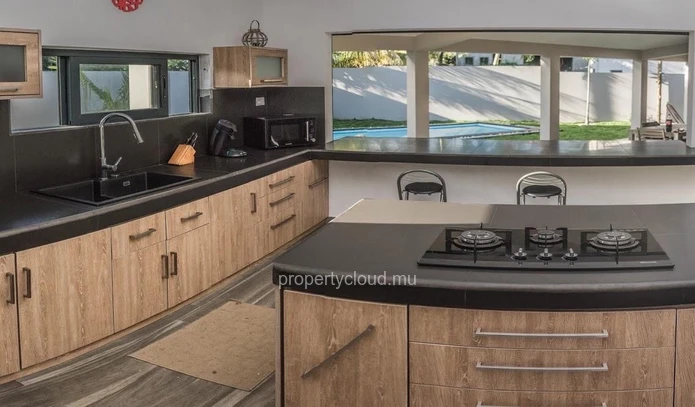 Serenity and peaceful life in Calodyne: 4 bedroom villa for sale.