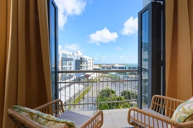 A vendre appartement Accessible aux étrangers (R+2) sur Grand Baie La Croisette, duplex de 130 m2, vendu meublé et éq...