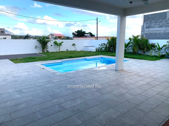 Albion for rent: Beautiful, recently built, single-storey villa with three bedrooms and swimming pool, located in a q...