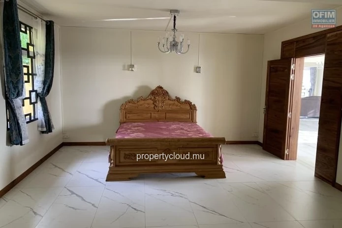 Quatre Bornes à vendre récente est immense Villa avec une vue époustouflante et qui possède quatre chambres, une pisc...
