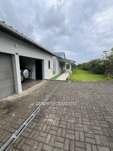 Splendid Family Villa - Domaine Piton - 295m² on 1197m² of land Your haven of peace awaits you at Domaine Piton!