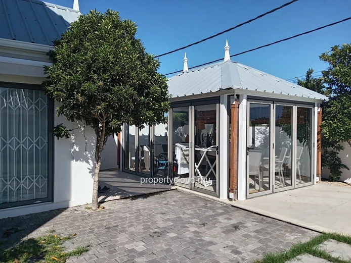 Votre Nouvelle Vie à Maurice Commence Ici : Villa de Luxe Neuve avec Piscine et Jardin à Grand Baie (Chemin 20 Pieds)
