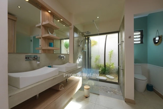 For sale: magnificent villa in a residence accessible to foreigners in Grand Baie, La Salette.