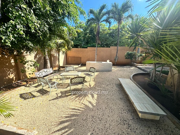 ALBION – FOR SALE – Spacious family villa with separate apartment, swimming pool and garage