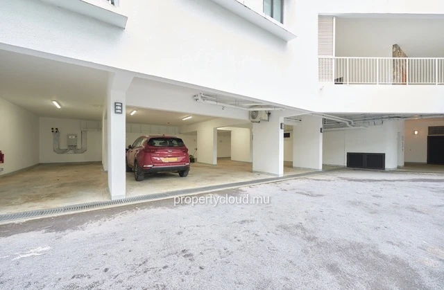 For sale: ground floor apartment in Pointe Aux Canonniers, accessible to foreigners.