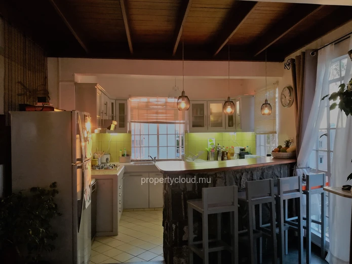 For sale a building of 5 units with sea view not far from the shops in the city center of Grand Bay.