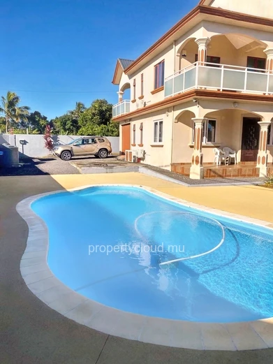 Vacoas for sale 6 bedroom house with swimming pool, which can be converted into 2 independent apartments.