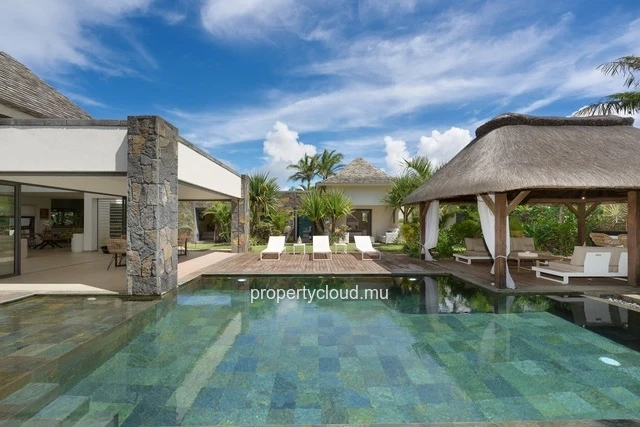 For sale: magnificent villa in a residence accessible to foreigners in Grand Baie.