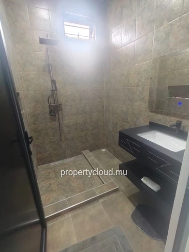 Modern Villa with Pool in Pereybere: Your Family Oasis!