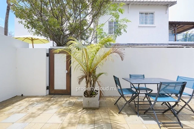 A vendre appartement d'une chambre en suite en rez de jardin, meublé et équipé accessible aux étrangers à Mont Choisy.