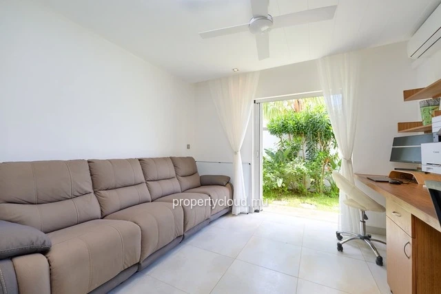 For sale: villa in a prestigious residence accessible to foreigners. Two minutes from the center of Grand Baie.