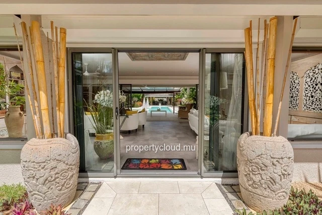 For sale: villa in a prestigious residence accessible to foreigners. Two minutes from the center of Grand Baie.