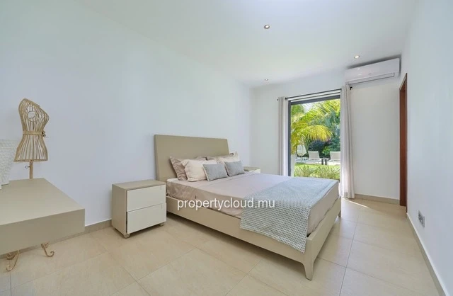 For sale: magnificent villa in a residence accessible to foreigners in Grand Baie.