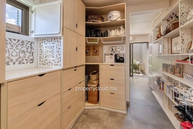 For sale: villa in a prestigious residence accessible to foreigners. Two minutes from the center of Grand Baie.