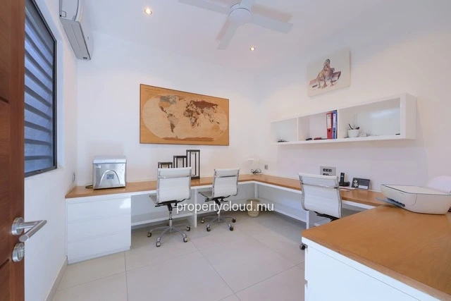 For sale: 4-bedroom villa with en suite rooms + office, 414.20 m2 on a 1,065 m2 plot, accessible to foreigners in Gra...
