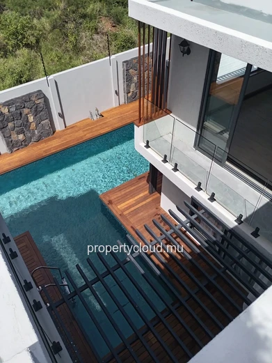 New contemporary villa in Pereybere – 6 bedrooms – Central swimming pool – Premium amenities