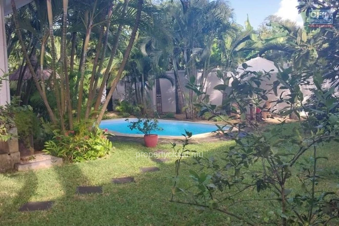 For sale large and comfortable residence of 350 m2 with private swimming pool and beautiful wooded courtyard in Trou ...